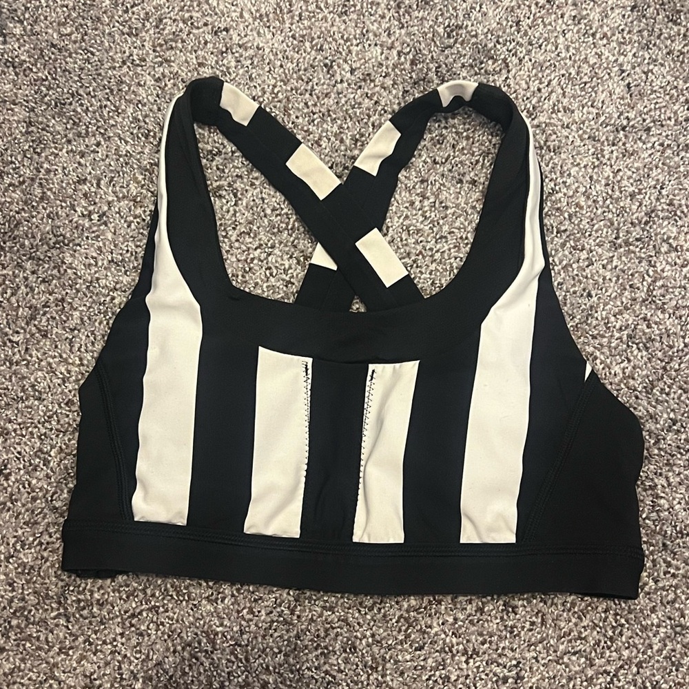 SOLD 🩷 Lululemon (6) sports bra Black and White